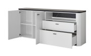 Weißes Sideboard mit schwarzer Marmorplatte, zwei offenen Schubladen und einer geöffneten Tür, seitliche Perspektive.