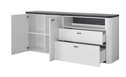 Weißes Sideboard mit schwarzer Marmorplatte, zwei offenen Schubladen und einer geöffneten Tür, seitliche Perspektive.