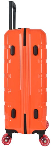 Oranger Hartschalenkoffer mit ausziehbarem Teleskopgriff und vier Rollen, Seitenansicht von links auf weißem Hintergrund