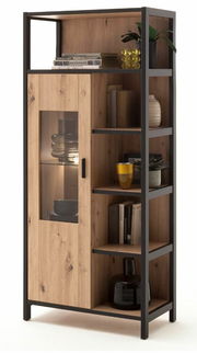 Hohes Highboard aus Holz mit schwarzem Metallrahmen, mehreren Regalböden und einer Glastür, seitliche Perspektive