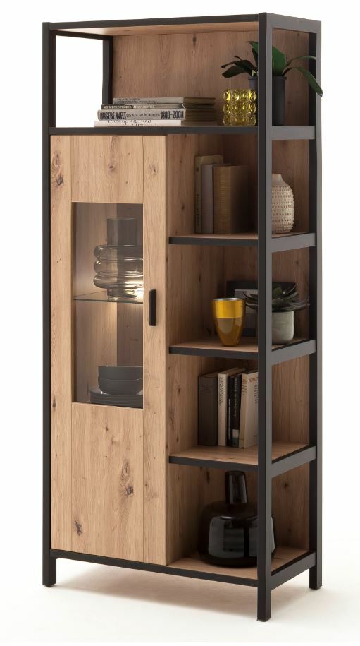 Hohes Highboard aus Holz mit schwarzem Metallrahmen, mehreren Regalböden und einer Glastür, seitliche Perspektive