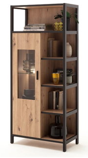 Hohes Highboard aus Holz mit schwarzem Metallrahmen, mehreren Regalböden und einer Glastür, seitliche Perspektive