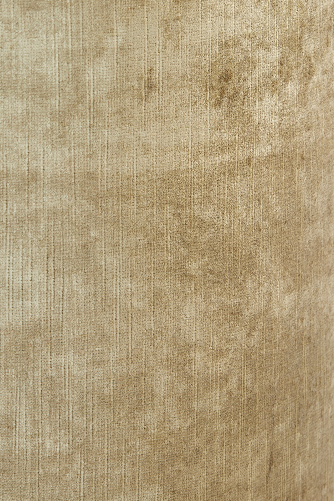 Nahaufnahme eines beigen Lampenschirms mit texturierter Oberfläche in Zylinderform.