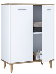 Weißer Badschrank mit Holzplatte und schrägen Holzfüßen, zwei Türen teils geöffnet mit Regalfach und Badaccessoires, Frontansicht leicht schräg von rechts