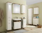Moderne hoge kast van 53 cm in wit met houten details, hier afgebeeld in een stijlvolle badkamer.