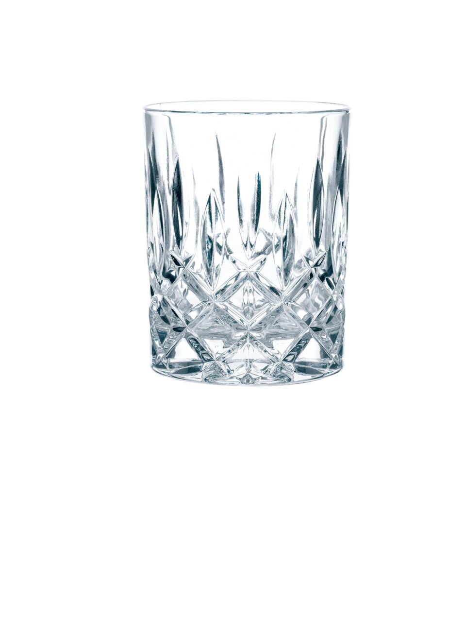 Kristallglas mit elegantem Schliffmuster, frontal fotografiert.
