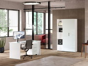 Moderner Büroraum mit weißem Schreibtisch und Aktenschrank, seitliche Perspektive
