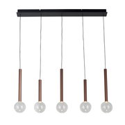 Moderne LED-Hängeleuchte mit fünf hängenden Glühbirnen in Kupferoptik, frontal betrachtet.