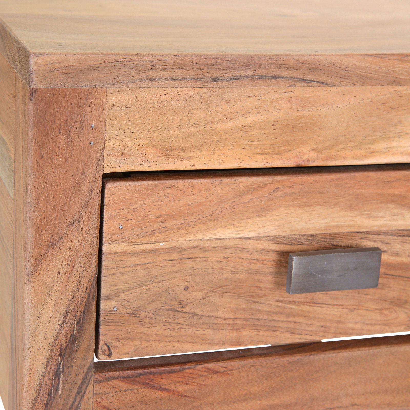 Nahaufnahme eines Beistelltisches aus Holz mit einer Schublade und einem Metallgriff, von der Seite betrachtet.