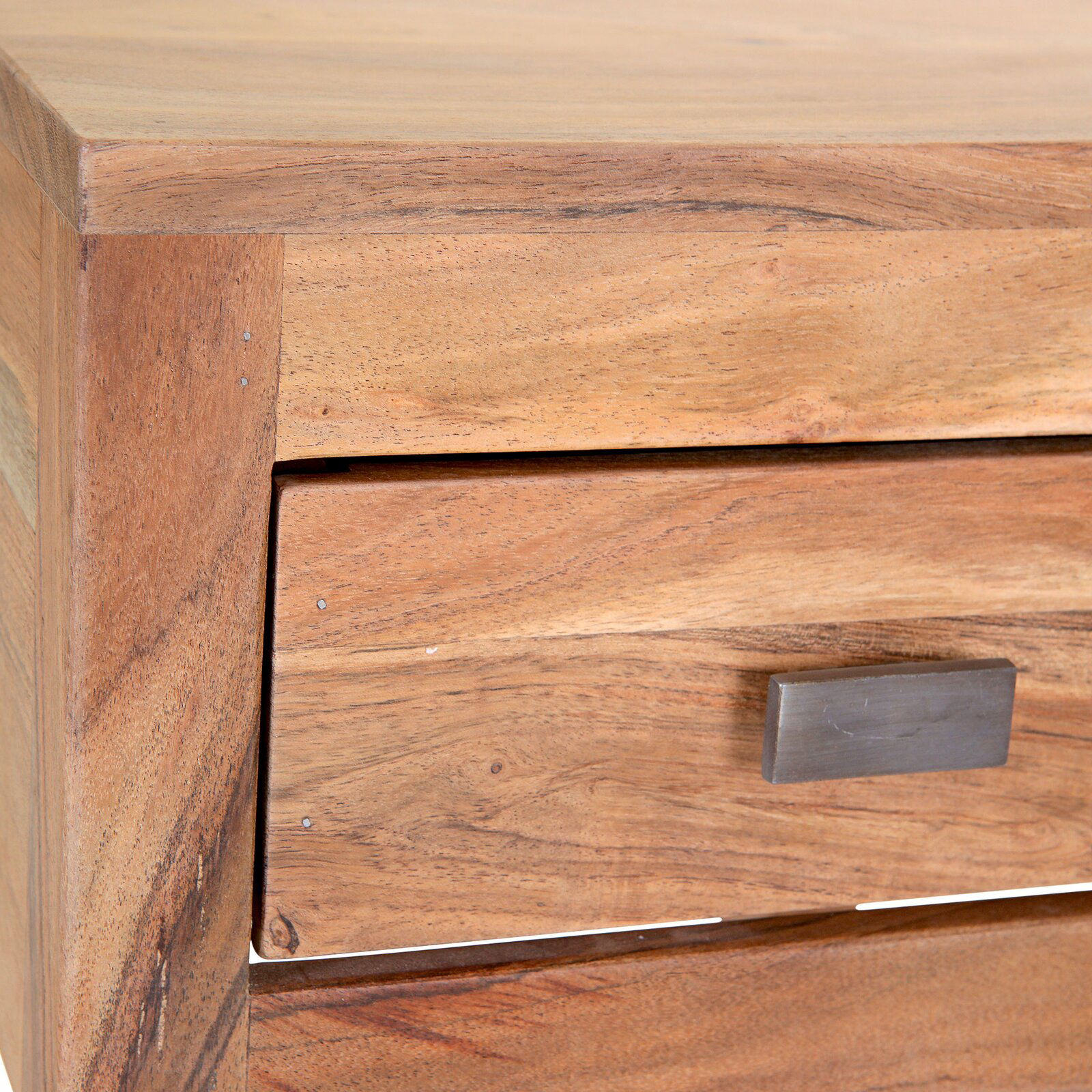 Nahaufnahme eines Beistelltisches aus Holz mit einer Schublade und einem Metallgriff, von der Seite betrachtet.