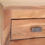 Nahaufnahme eines Beistelltisches aus Holz mit einer Schublade und einem Metallgriff, von der Seite betrachtet.