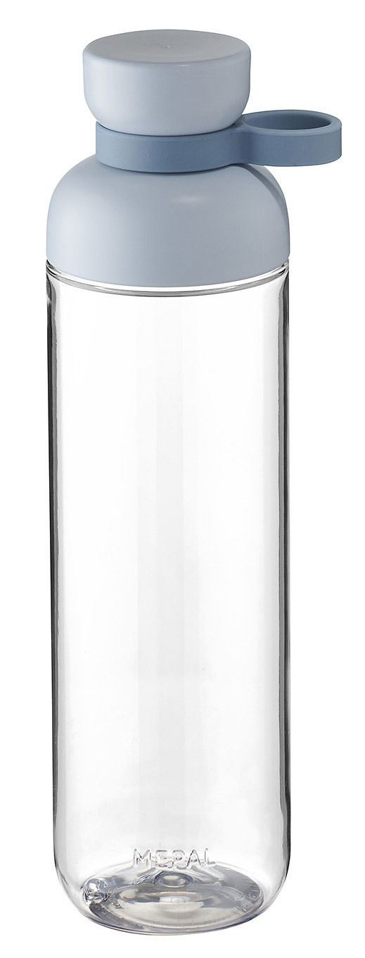 Transparente Trinkflasche mit hellblauem Deckel und Trageschlaufe, seitliche Ansicht