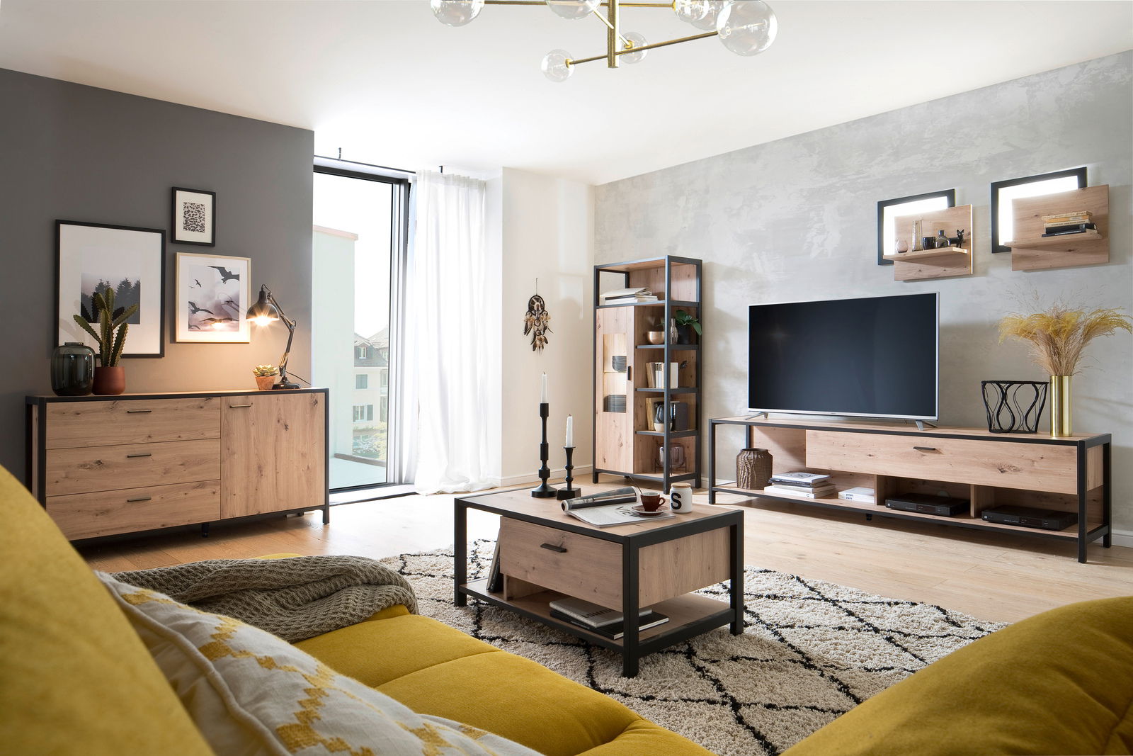Moderne Wohnzimmermöbel in Holzoptik mit schwarzem Metallrahmen, bestehend aus Sideboard, Couchtisch, TV-Lowboard und Regal, aus der Perspektive eines gemütlichen Wohnzimmers mit gelbem Sofa.