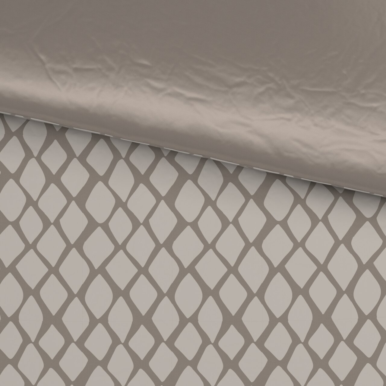 Wendebettwäsche mit geometrischem Muster in Nahaufnahme, eine Seite unifarben, die andere mit Rautenmuster.