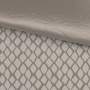 Wendebettwäsche mit geometrischem Muster in Nahaufnahme, eine Seite unifarben, die andere mit Rautenmuster.