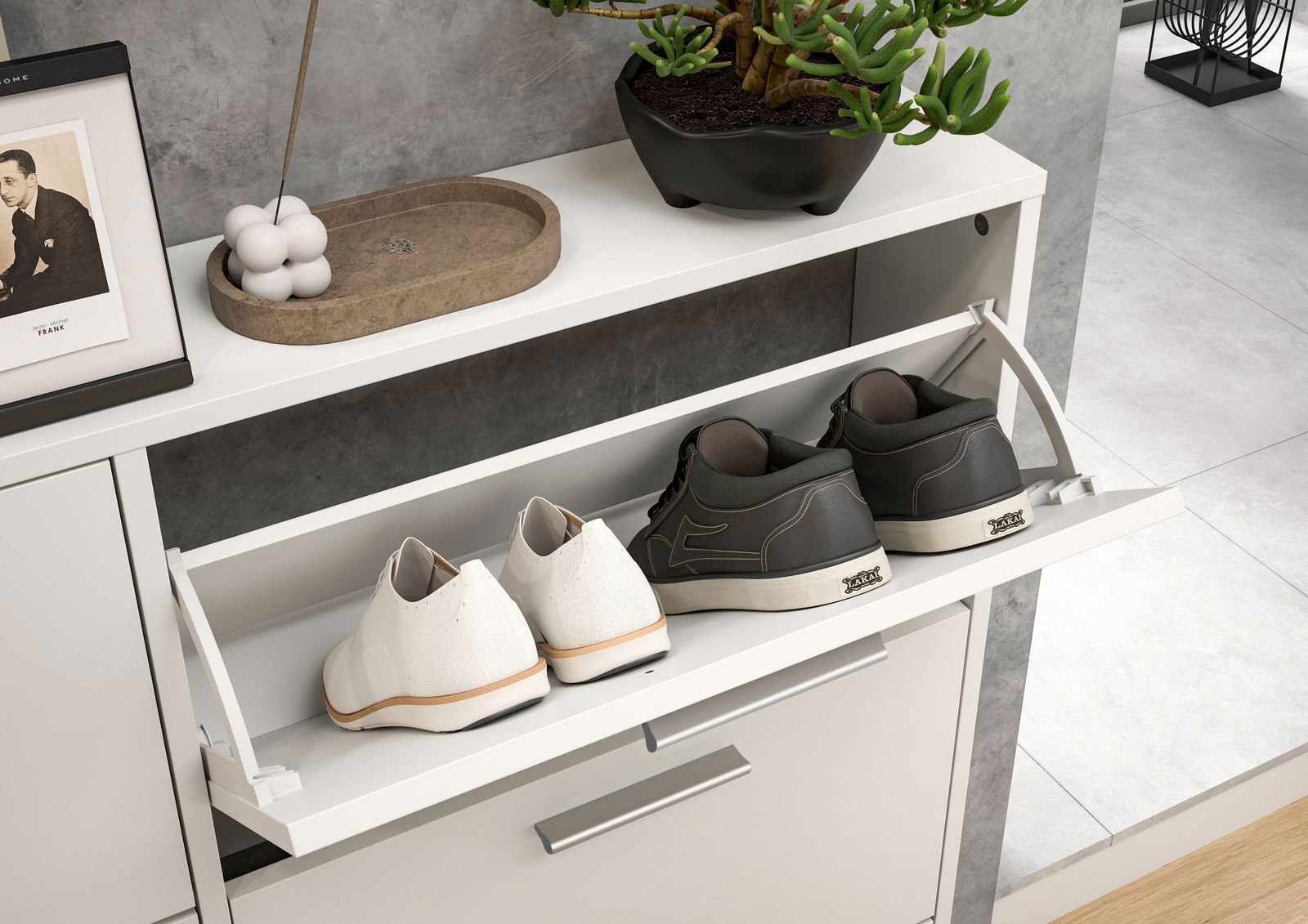 Schuhkipper mit geöffnetem Fach, gefüllt mit weißen und schwarzen Schuhen, aus der Perspektive von oben betrachtet.