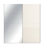 Moderne tweedeurs schuifdeurkast met spiegelpanelen links en crèmekleurige panelen rechts, recht van voren weergegeven