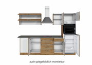 Eck-Küchenzeile mit Holz- und Weißelementen, bestehend aus Hängeschränken, Dunstabzugshaube, Herd, Backofen und Kühlschrank, frontal abgebildet.