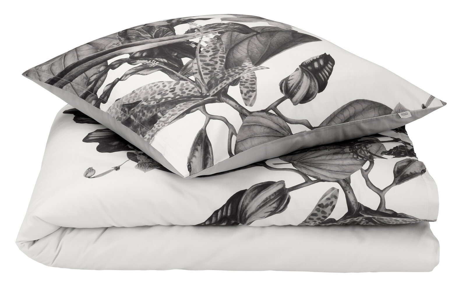 Satin-Bettwäsche 155x220 cm mit floralem Muster in Schwarz-Weiß, seitliche Perspektive