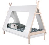 Weißes Kinderbett in Tipi-Form mit Holzdetails, seitliche Perspektive, dekoriert mit einem Kissen in Form eines Eisbären.