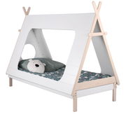 Weißes Kinderbett in Tipi-Form mit Holzdetails, seitliche Perspektive, dekoriert mit einem Kissen in Form eines Eisbären.