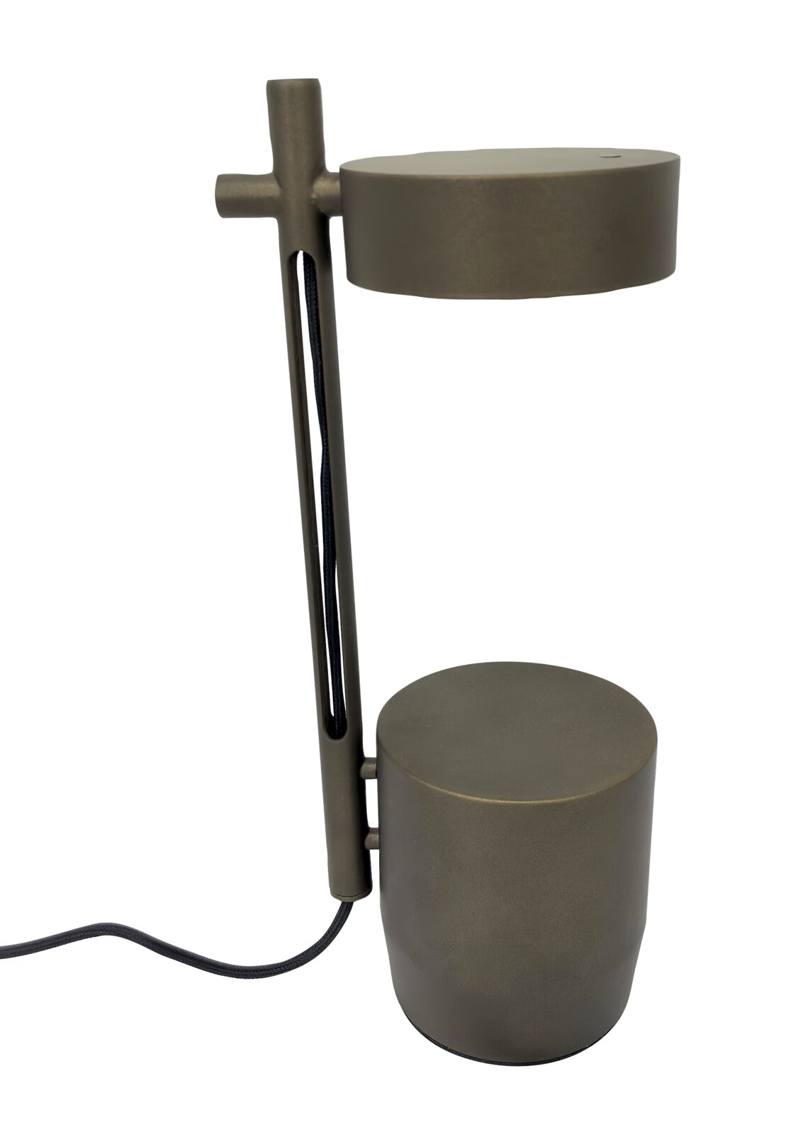 Moderne metalen tafellamp in donkergrijs met cilindrische voet en ronde lampenkap, zijaanzicht in close-up met zichtbaar snoer op witte achtergrond
