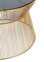 Moderner Couchtisch mit goldfarbenem Metallgestell und runder Glasplatte, seitliche Perspektive