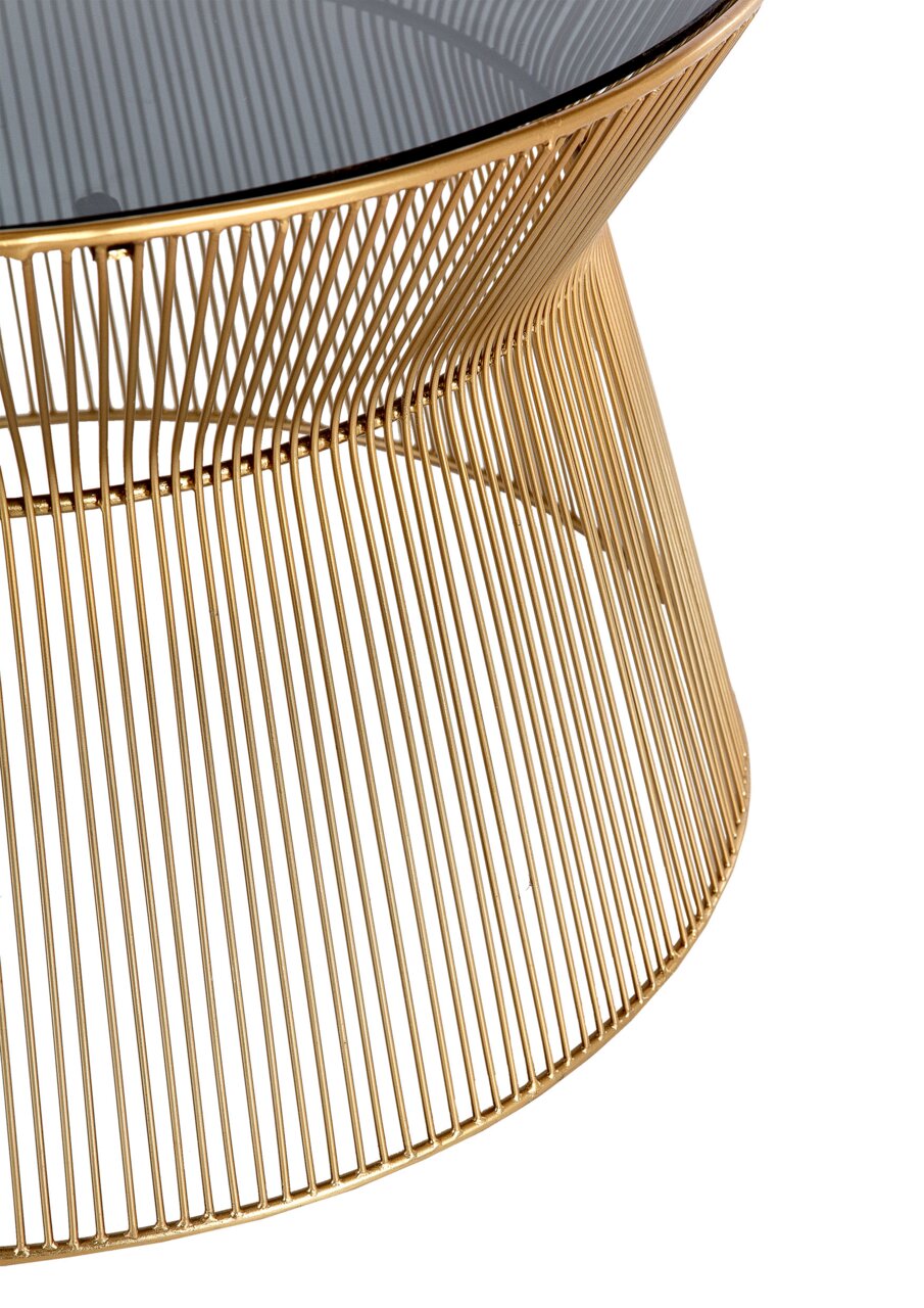 Moderner Couchtisch mit goldfarbenem Metallgestell und runder Glasplatte, seitliche Perspektive