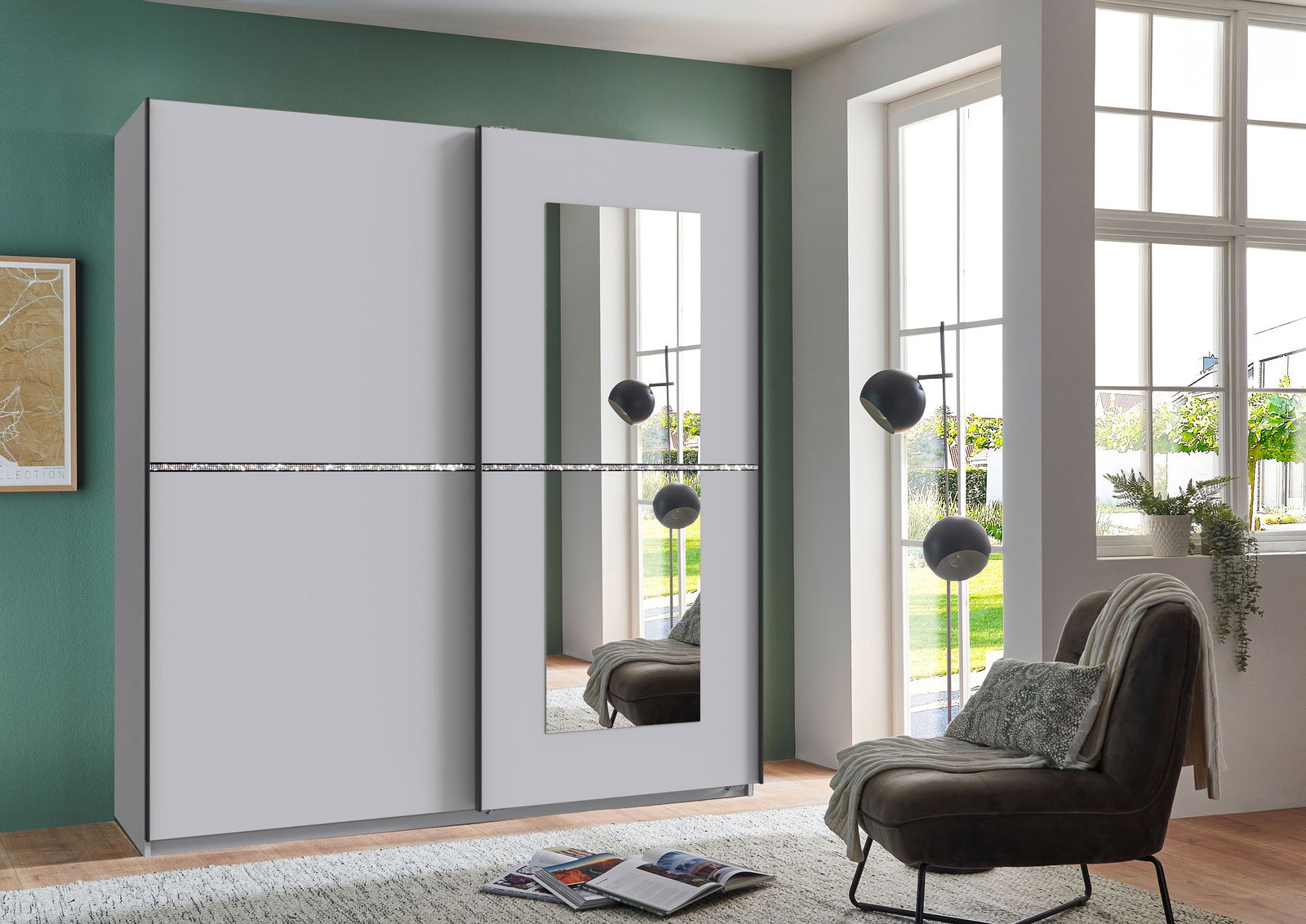 Moderner Schwebetürenschrank mit zwei Türen, einer davon mit Spiegel, in einem hellen Raum mit großen Fenstern, seitliche Perspektive.