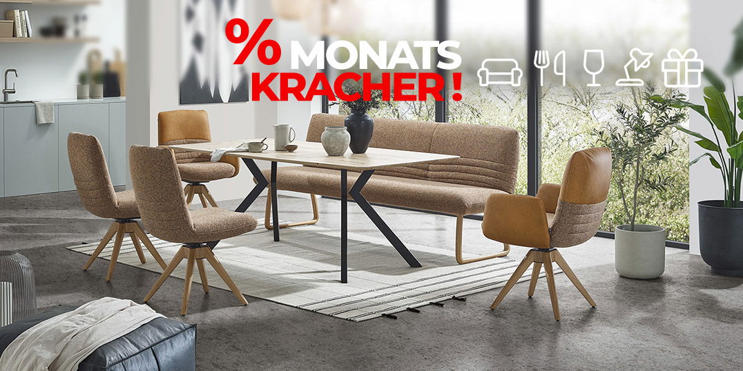 Moderner Essbereich mit Tisch, Eckbank und Stühlen in Naturtönen vor großer Fensterfront, beworben als Monatskracher