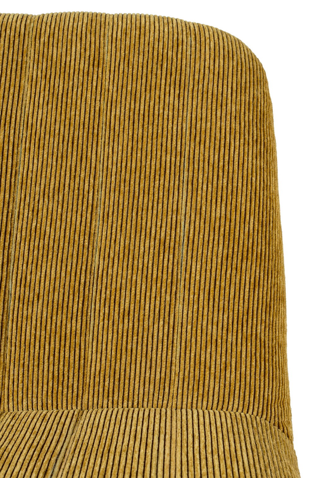 Nahaufnahme eines Sessels mit senfgelbem Cordstoff, Vorderansicht