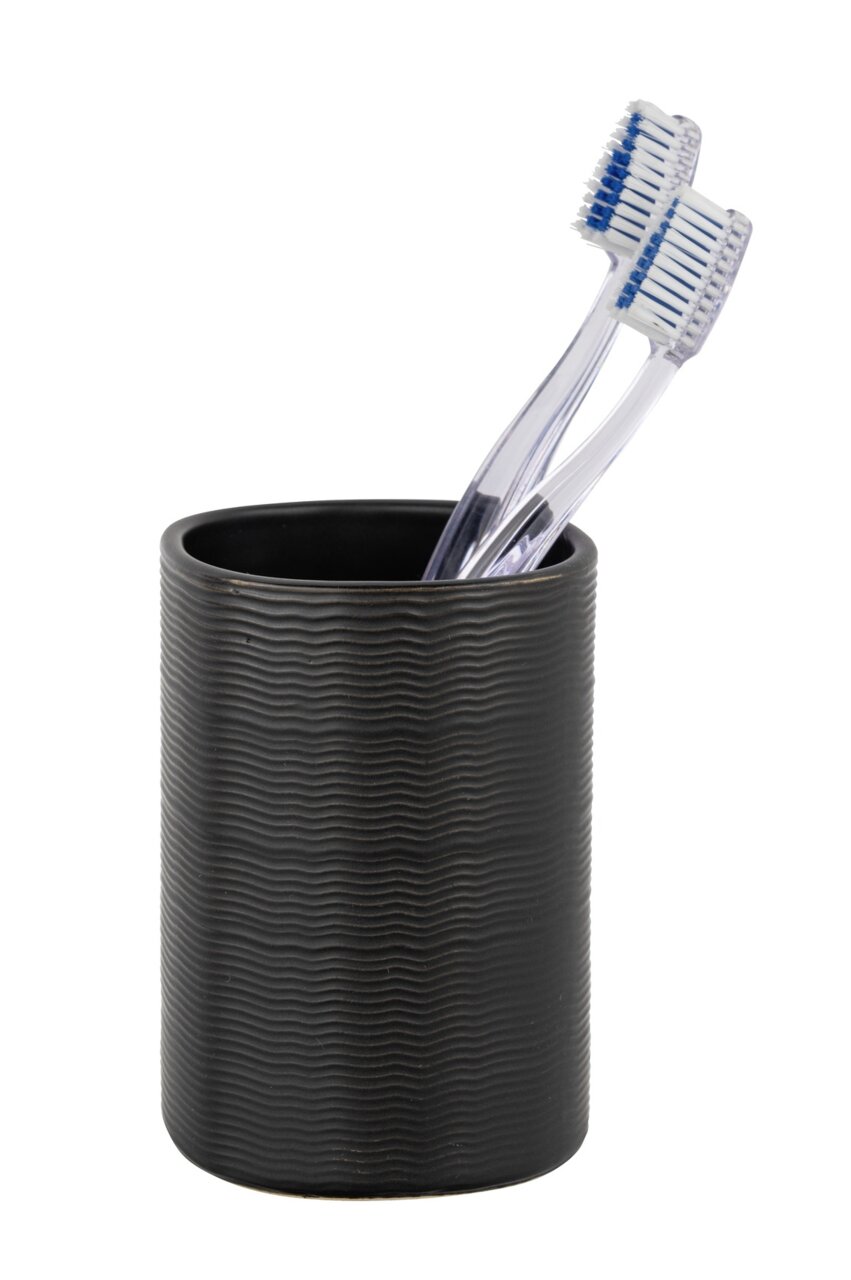 Schwarzer Keramik Zahnputzbecher Zena mit wellenförmiger Struktur, gefüllt mit zwei transparenten Zahnbürsten, seitliche Perspektive