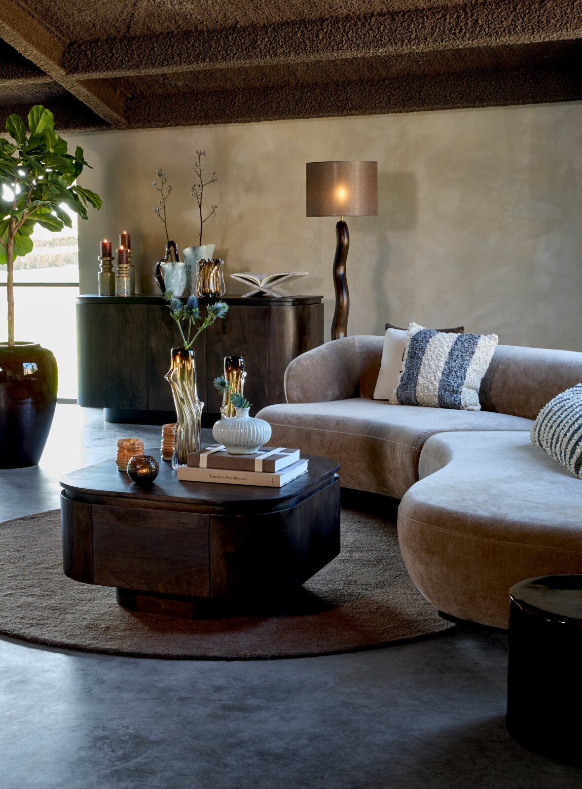 Light&Living Couchtisch RYMA Modernes Wohnzimmer aus frontaler Perspektive mit geschwungenem taupefarbenem Sofa, dunklem Couchtisch, Sideboard und dekorativer Stehleuchte
