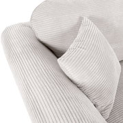 Nahaufnahme eines 2-Sitzer Sofas mit hellgrauem, geripptem Stoffbezug und passendem Kissen.