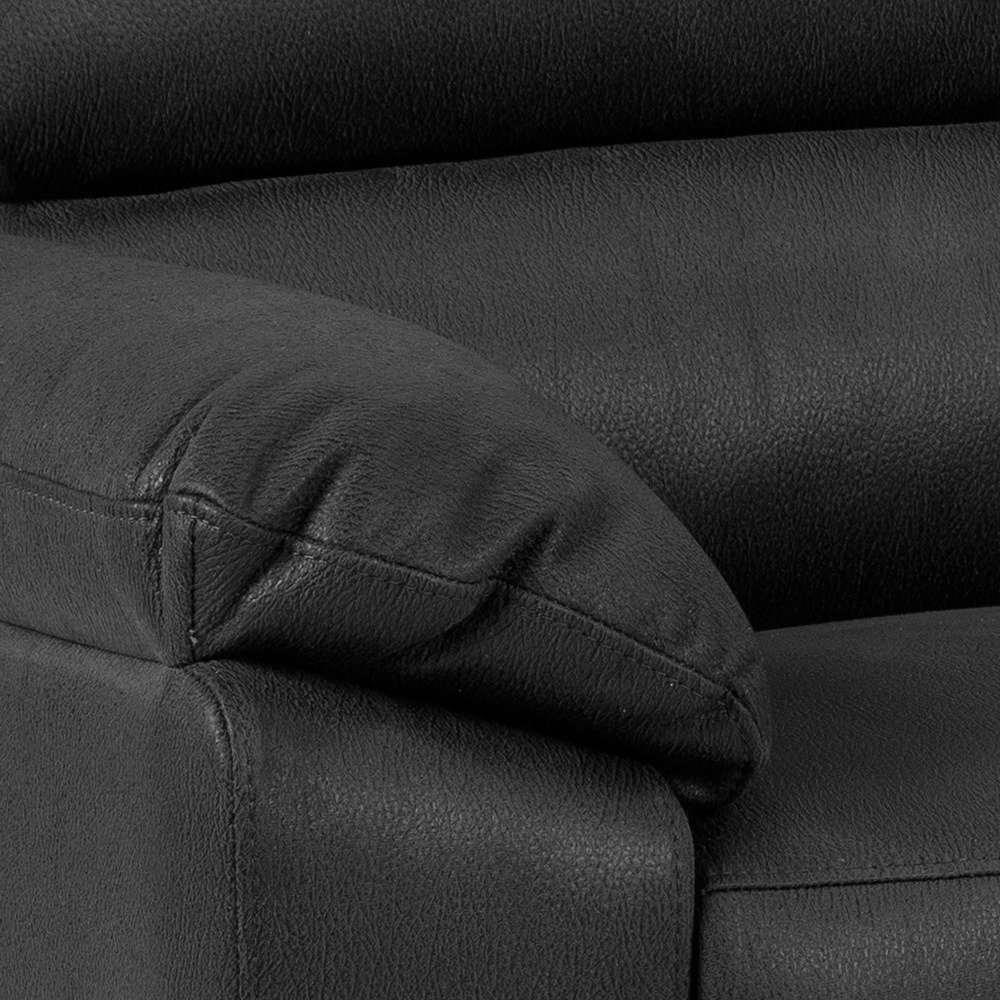 Nahaufnahme eines schwarzen Ledersofas mit Armlehne, seitliche Perspektive