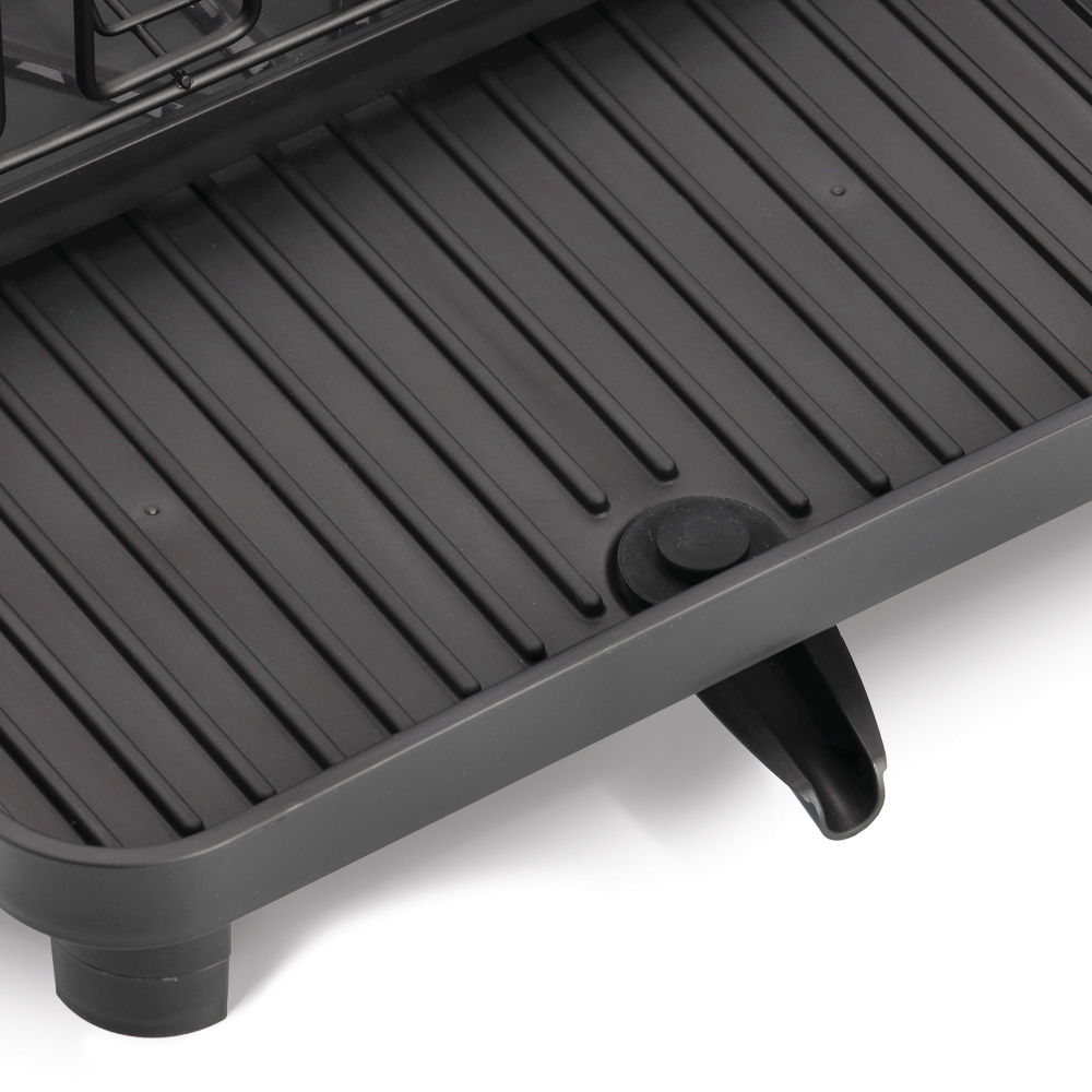 Nahaufnahme eines grauen Geschirrabtropfständers mit Rillen und einem Wasserablauf.