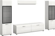 Modernes weißes Wohnzimmermöbel-Set mit zwei hohen Vitrinenschränken mit Glasfront und einem niedrigen TV-Lowboard, Frontansicht mit leichter Schrägperspektive