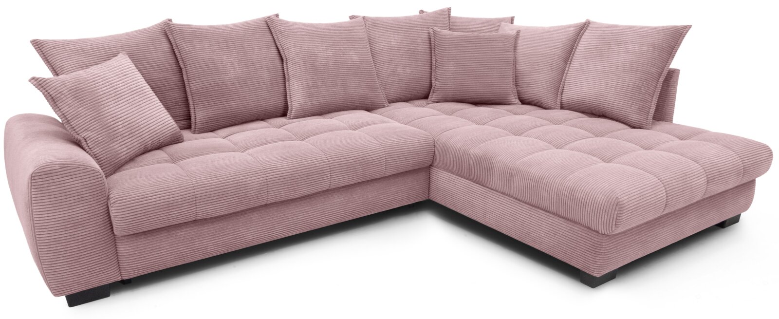 Roze ribfluwelen hoekbank met chaise longue rechts, diepe zitting en meerdere rugkussens, getoond in driekwart vooraanzicht op witte achtergrond