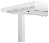 Nahaufnahme einer weißen Tischplatte mit stabiler Metallhalterung, seitliche Perspektive