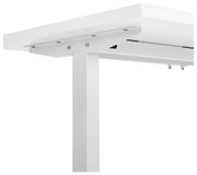 Nahaufnahme einer weißen Tischplatte mit stabiler Metallhalterung, seitliche Perspektive