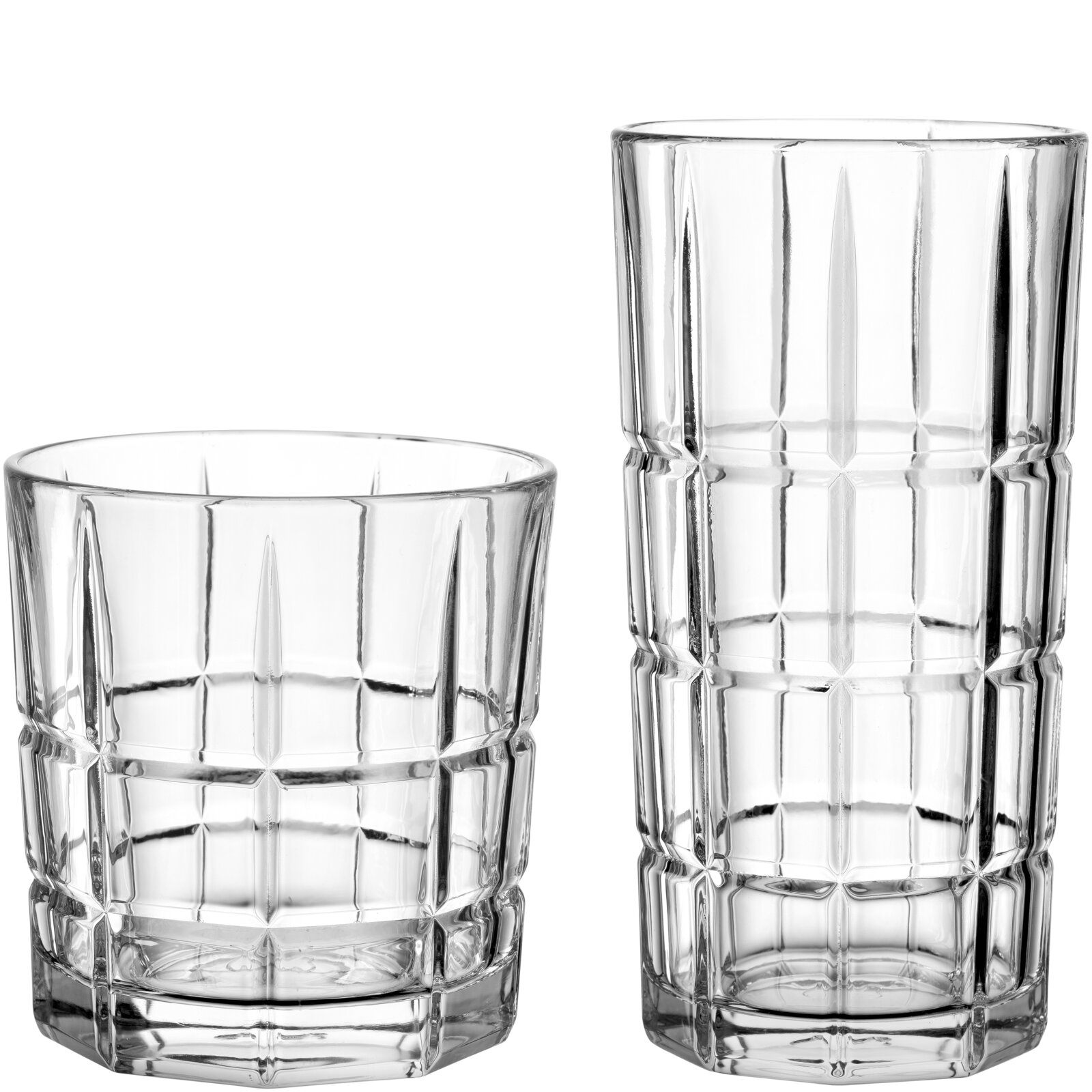 Twee transparante glazen drinkglazen met geslepen ruitpatroon, gefotografeerd van voren op ooghoogte tegen een witte achtergrond; links een laag tumblerglas en rechts een hoog longdrinkglas.
