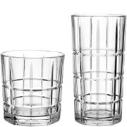 Zwei transparente Trinkgläser mit facettiertem Schliff, ein niedriges Tumblerglas und ein hohes Longdrinkglas, freigestellt auf weißem Hintergrund, Frontansicht auf Augenhöhe