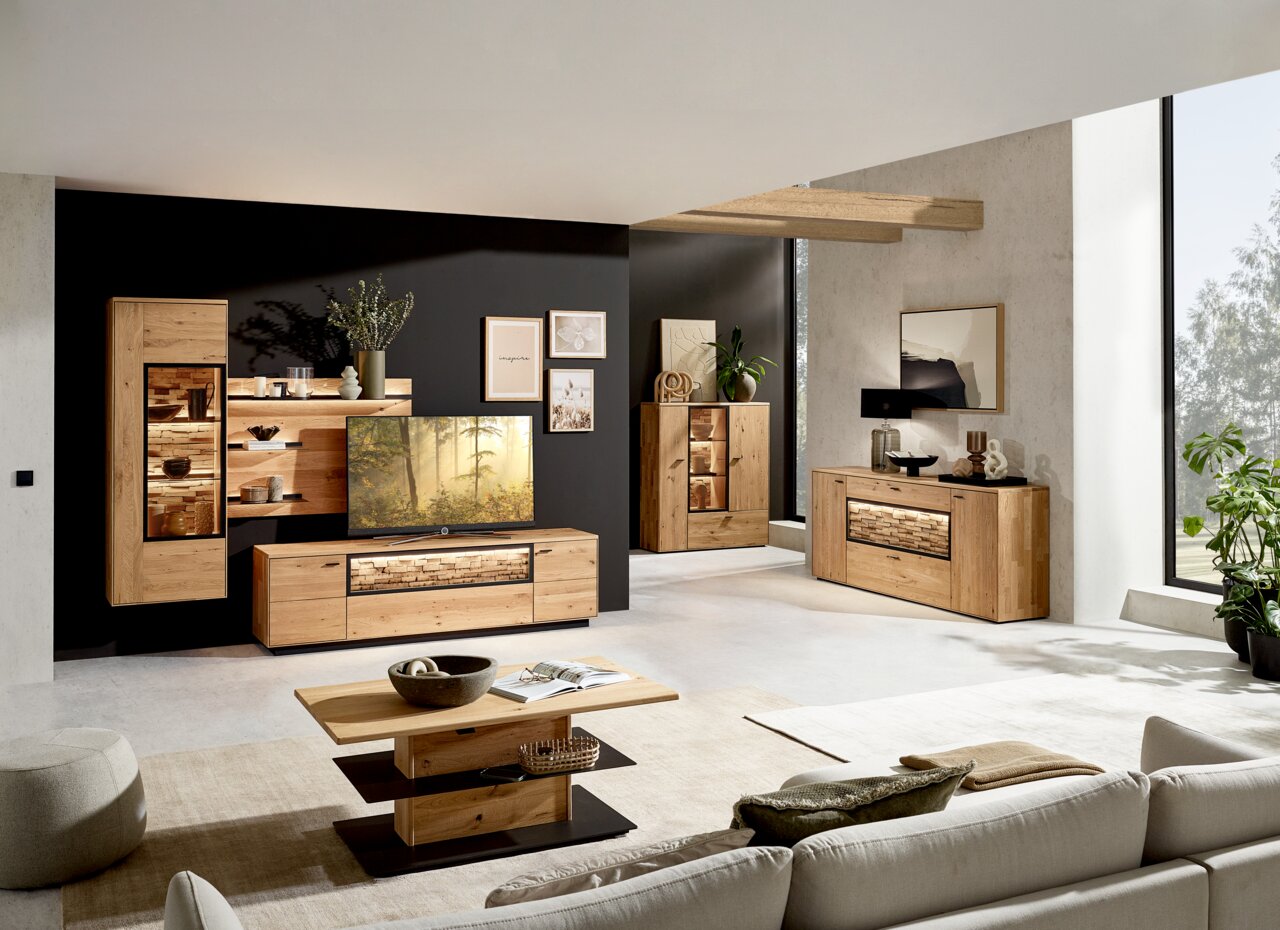 Moderner Wohnraum mit einem Couchtisch und Sideboard aus Holz, seitliche Perspektive.