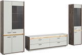 Wohnkombination bestehend aus zwei hohen Schränken und einem niedrigen TV-Board in moderner Holz-Optik mit weißen Fronten und integrierter Beleuchtung, frontal betrachtet.