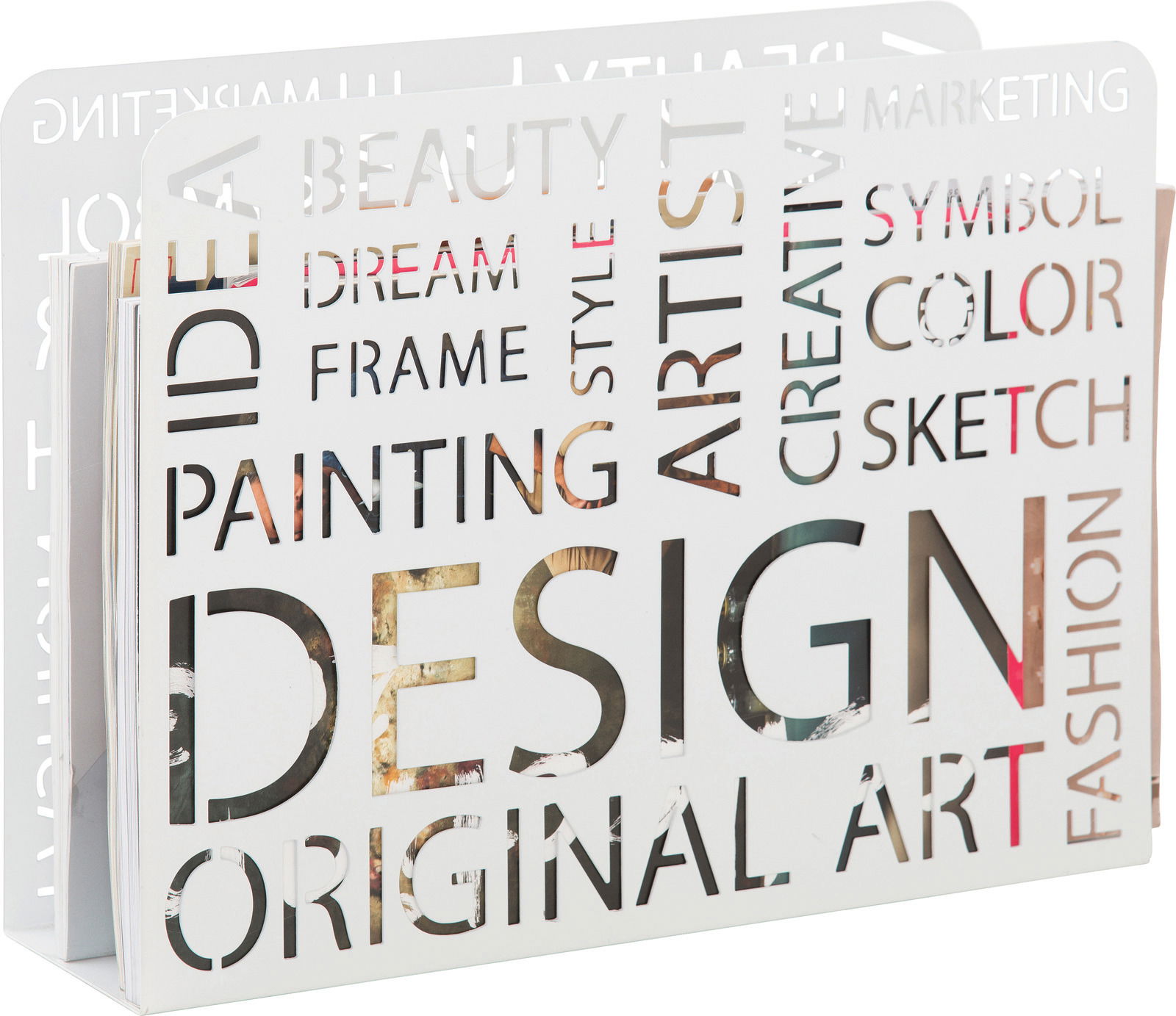 Moderner Zeitungsständer mit ausgeschnittenen Wörtern wie 'DESIGN' und 'ART', seitliche Perspektive