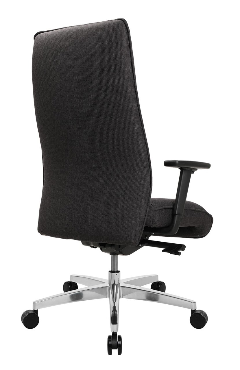 Rückansicht eines XL-Drehstuhls mit schwarzem Stoffbezug und verstellbaren Armlehnen auf einem stabilen Metallfuß mit Rollen.