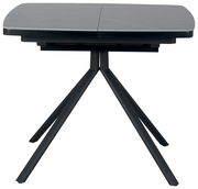 Moderner Esstisch mit schwarzer Tischplatte und vier schrägen Beinen, Frontalansicht.