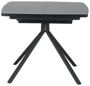 Moderner Esstisch mit schwarzer Tischplatte und vier schrägen Beinen, Frontalansicht.