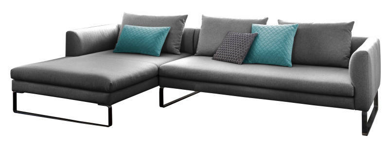 Lounge Handmade Ecksofa LH-ARONA 2.0 Graues Ecksofa mit linker Ottomane, dekoriert mit türkisfarbenen und grauen Kissen, seitliche Perspektive