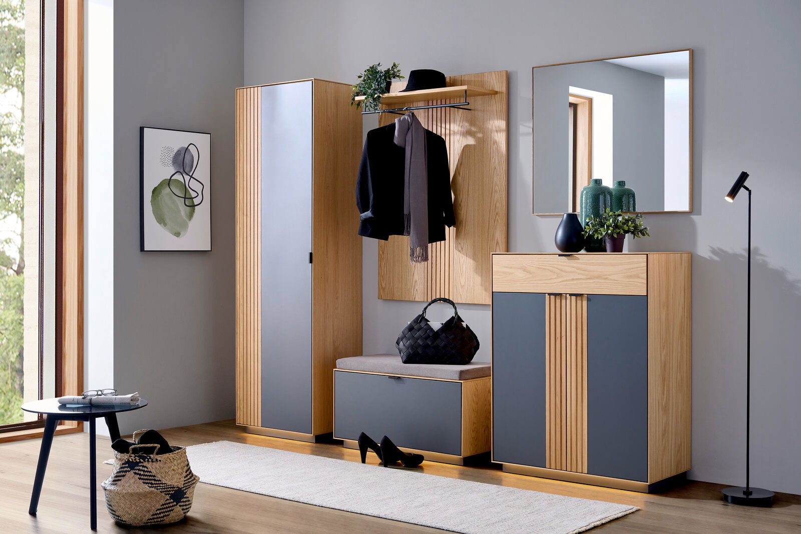 Waldwelt Schuhschrank TIMOUR Moderne Garderobeneinrichtung mit Schuhschrank, Garderobenschrank, Garderobenbank und Spiegel in Holzoptik und grauen Akzenten, seitliche Perspektive.